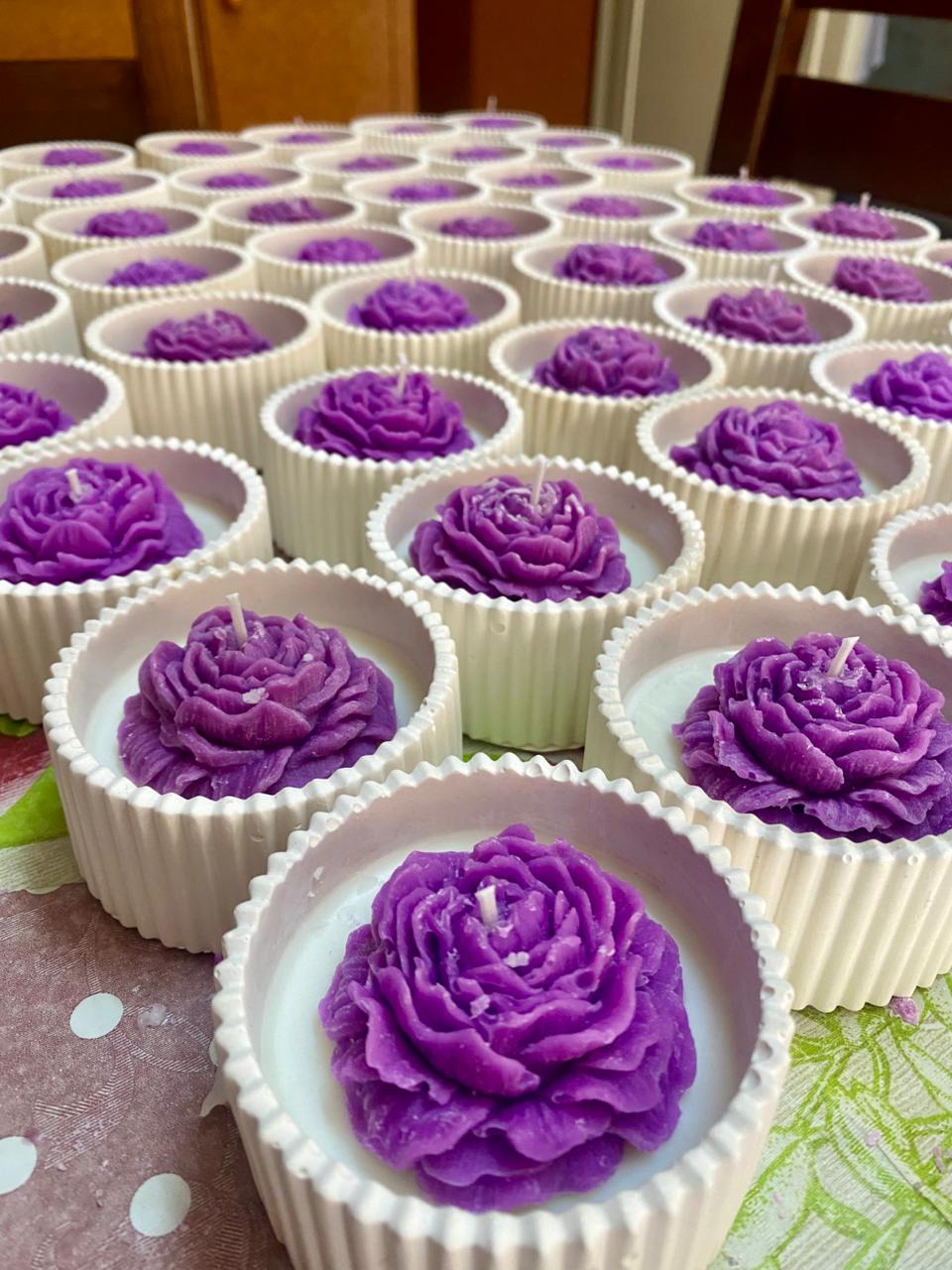 توزيعة من الشمع الفواح المعطر