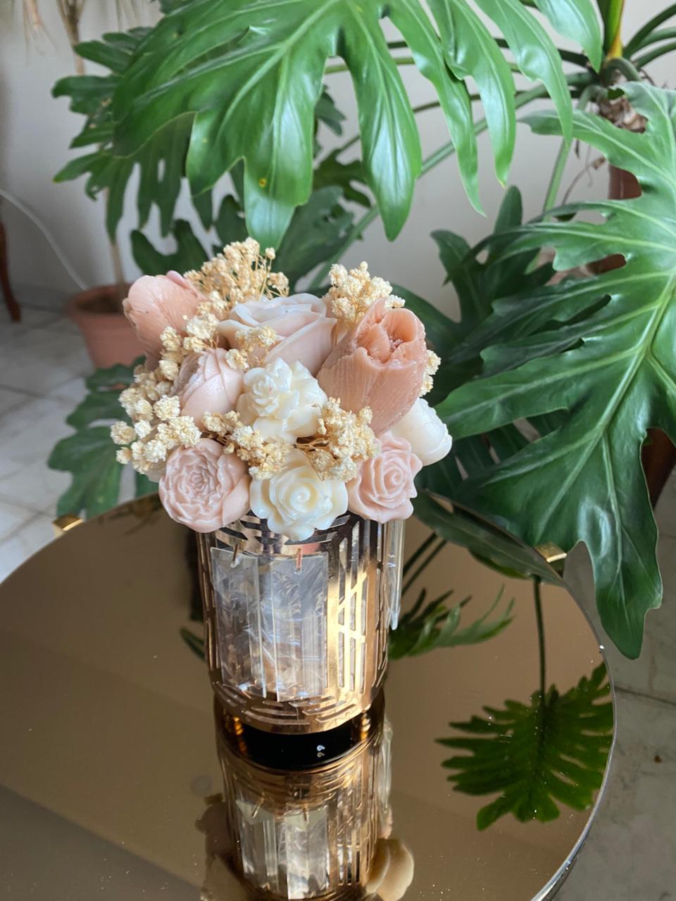 قوار من الشمع المعطر الفواح